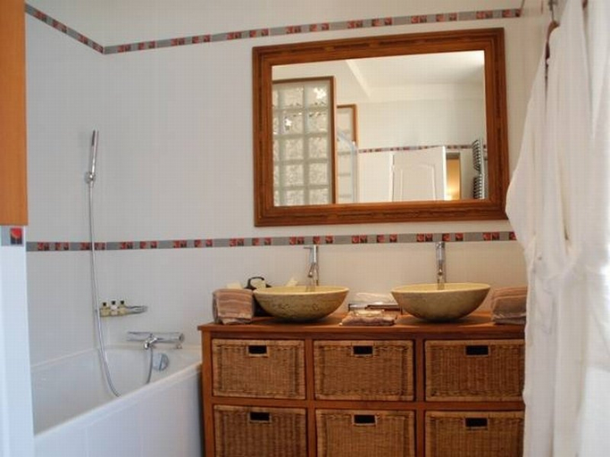 Bedroom 3, Rollan de By Hotel, Gironde