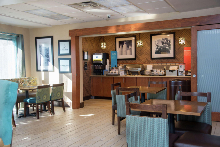 Food & Drinks 5, Hampton Inn Summersville, Nicholas