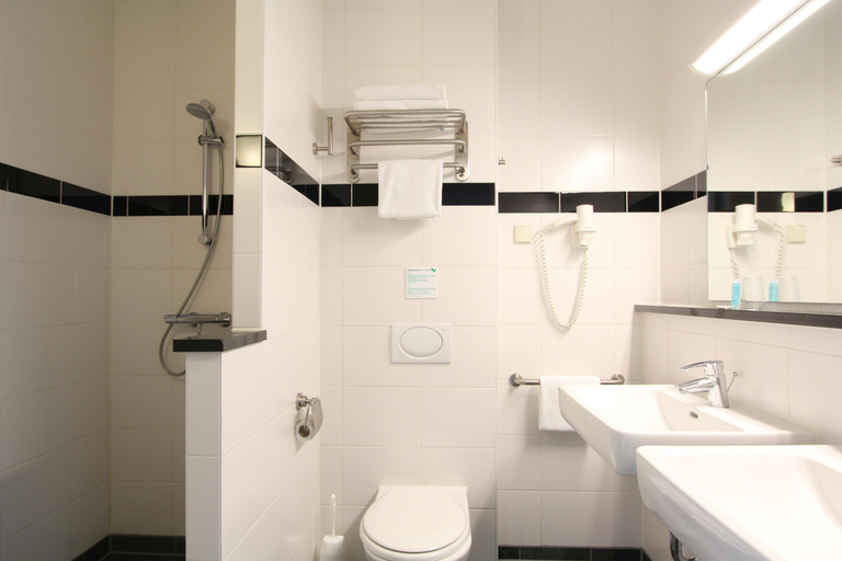 Bathroom 4, Bastion Hotel Vlaardingen, Vlaardingen