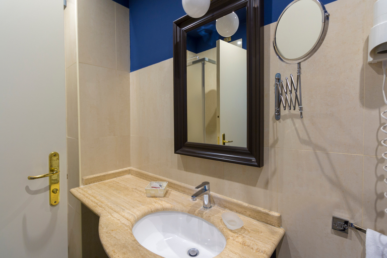 Bathroom 4, Hotel Nuvo, Napoli