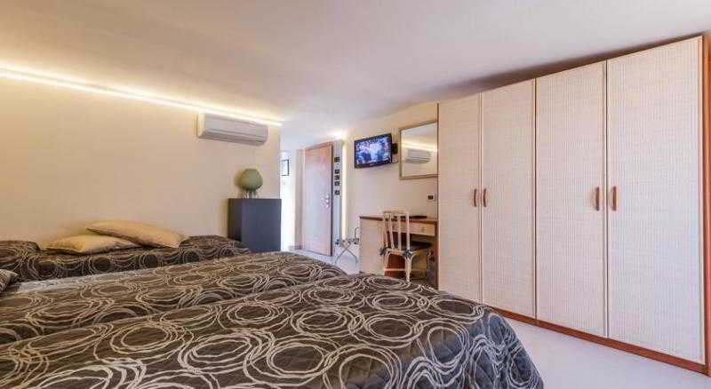 Bedroom 3, Montebello Hotel, Pistoia