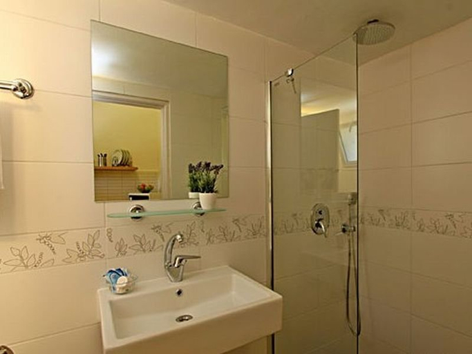 Bathroom 3, Kibbutz Malkiya Travel Hotel, Bint Jbayl