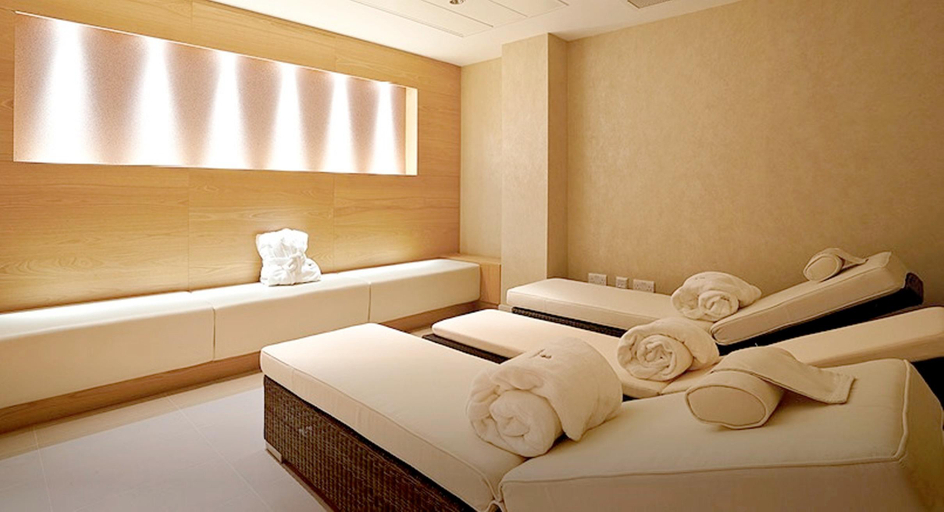 Bedroom 3, Lingfield Park Marriott Hotel & Country Club, Surrey
