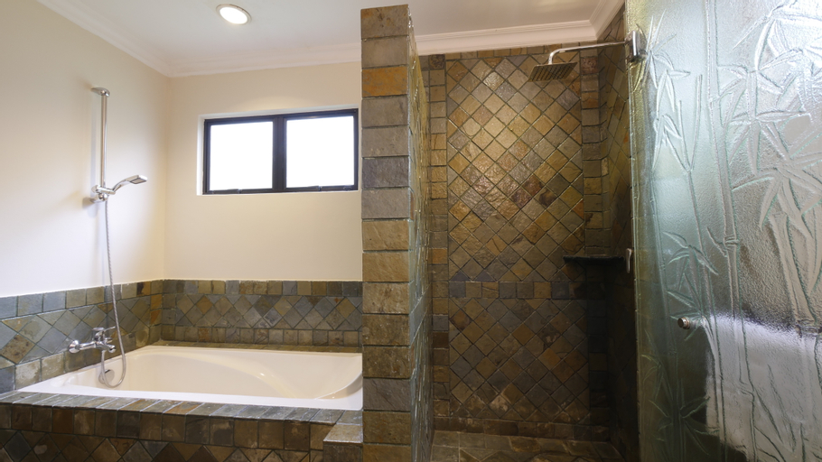 Bathroom 16