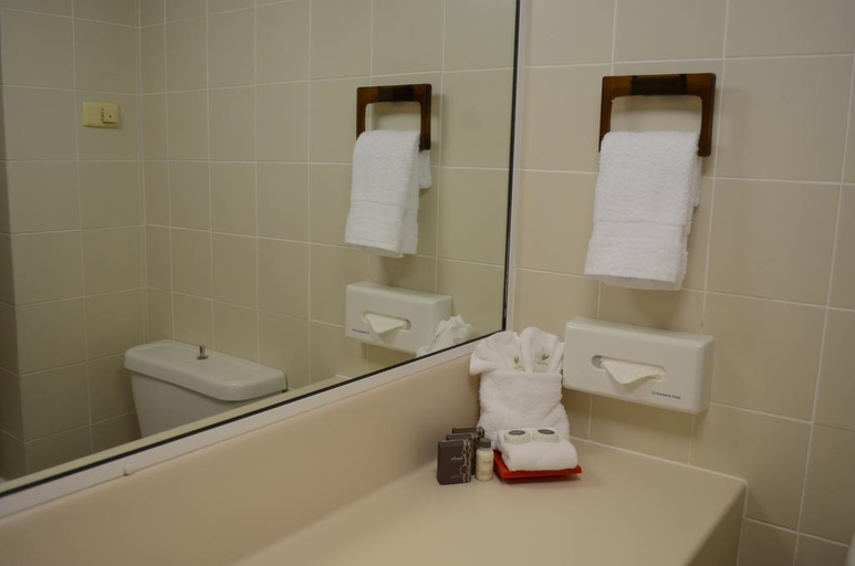 Bathroom 4, Acacia Court, Cairns