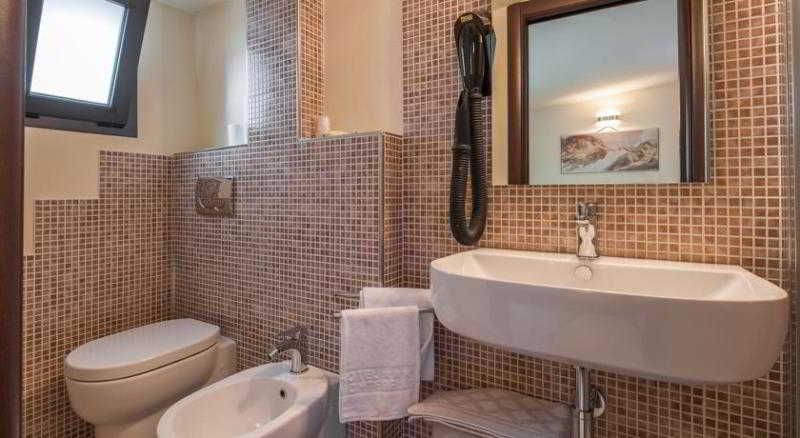 Bathroom 4, Montebello Hotel, Pistoia