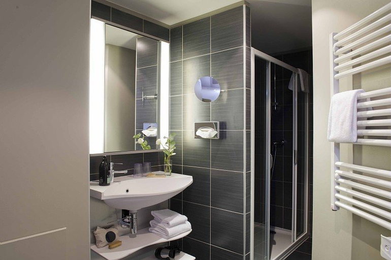 Bathroom 5, City'O Appart Hotel, Calvados