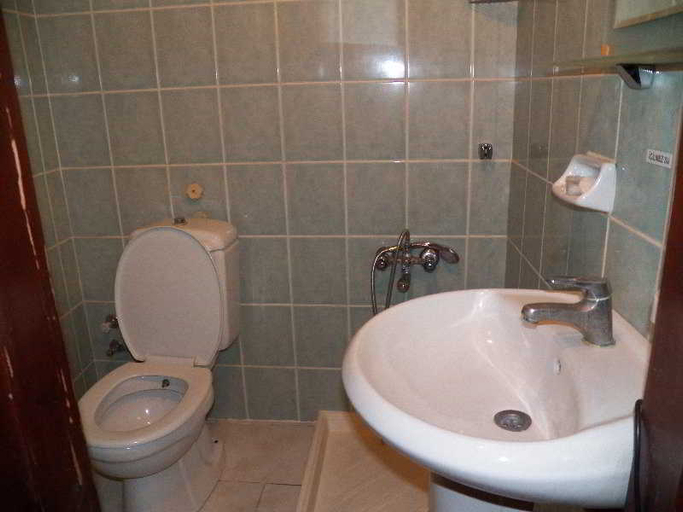 Bathroom 4, Topkapi Golden Time Hotel, Fatih