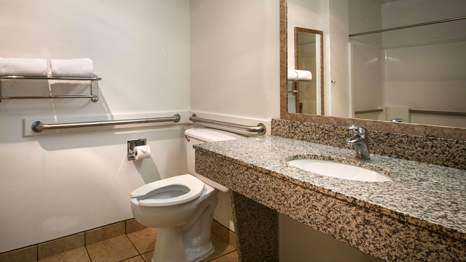 Bathroom, Oakridge Inn & Suites, Lane