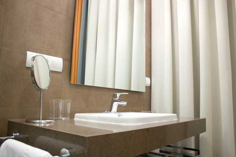 Bathroom 5, Life Apartments Alberto Lista, Sevilla
