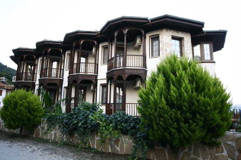 Exterior & Views