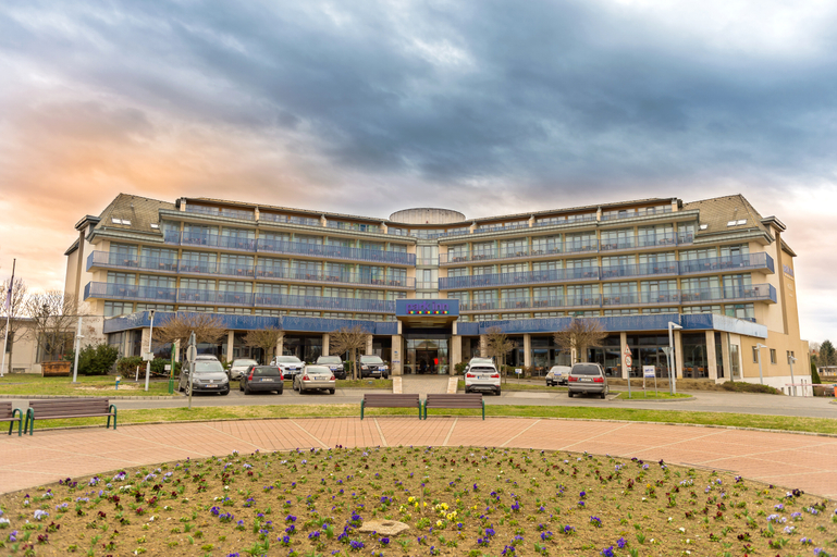 Exterior & Views 3, Park Inn by Radisson Sárvár Resort & Spa, Sárvár