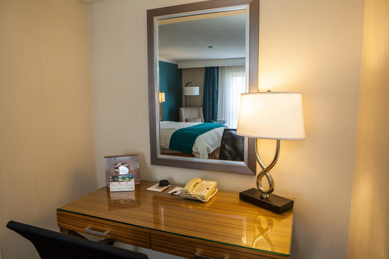 Bedroom, Ontario Gateway Hotel, San Bernardino