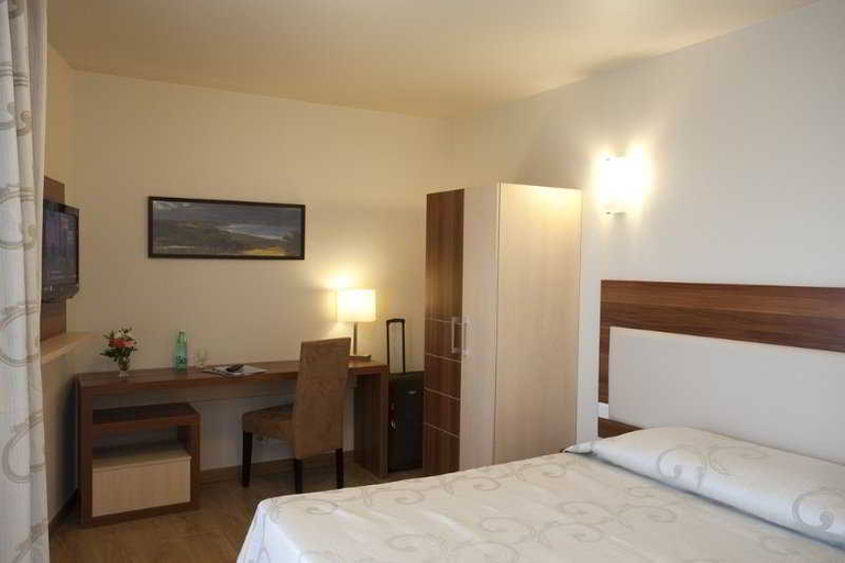 Bedroom 5, Villa Val Senart 1ere Avenue, Essonne