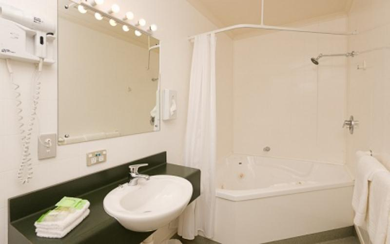 Bathroom 5, Fairley Motor Lodge, Napier