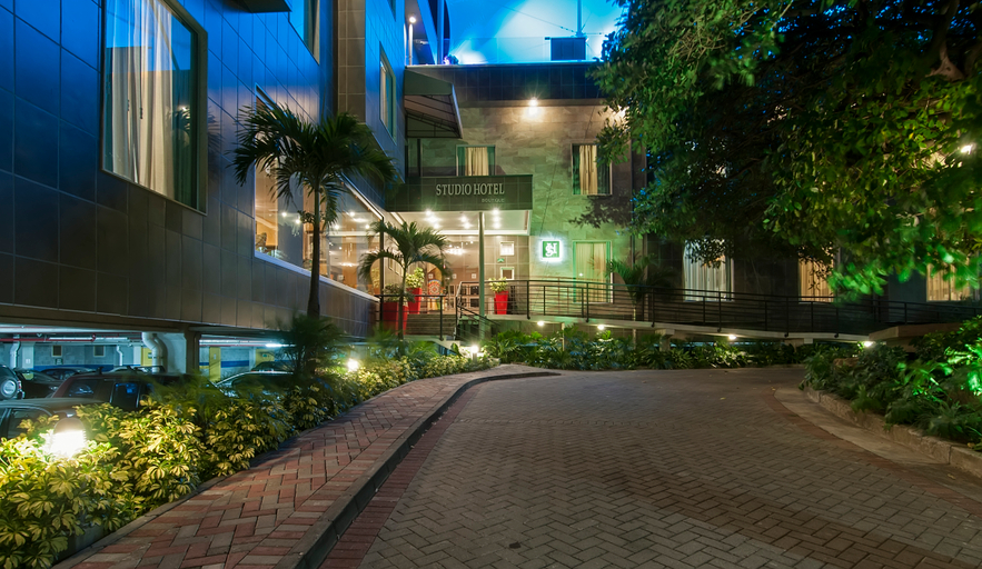 Exterior & Views
