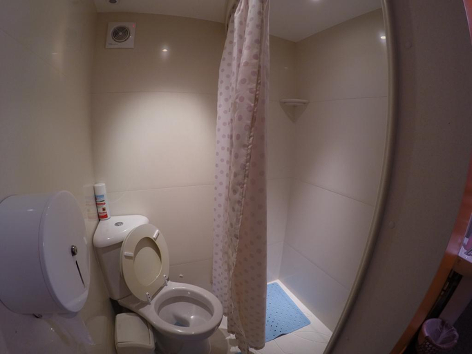 Bathroom 5, Smart Hyde Park Inn, London