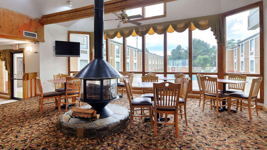 Public Area 2, Deluxe Inn , Wythe