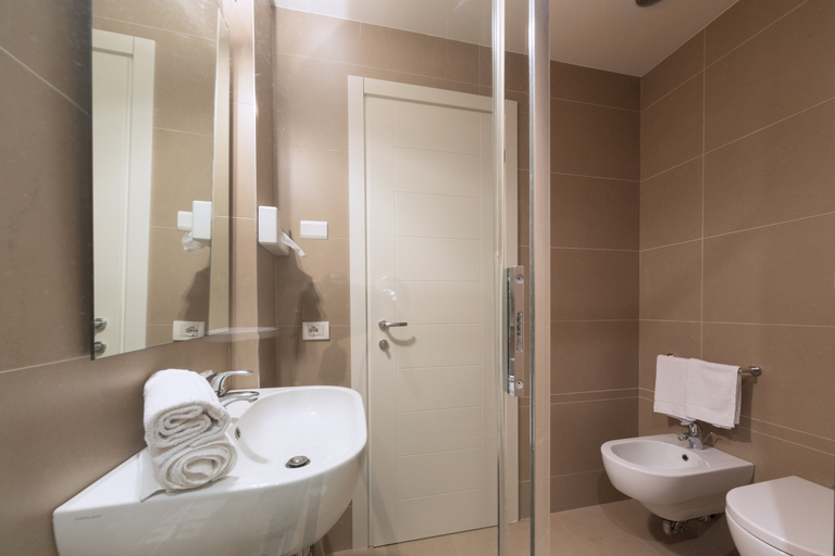 Bathroom 5, De la Ville, Rimini