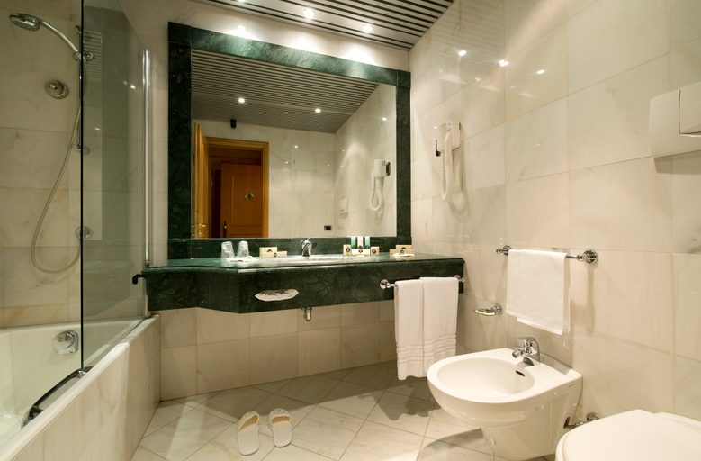 Bathroom 4, Grand Hotel Barone Di Sassj, Milano