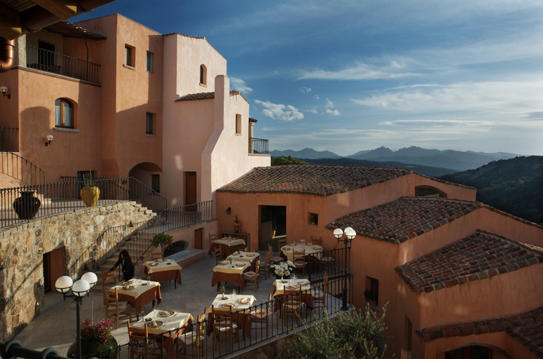 Exterior & Views