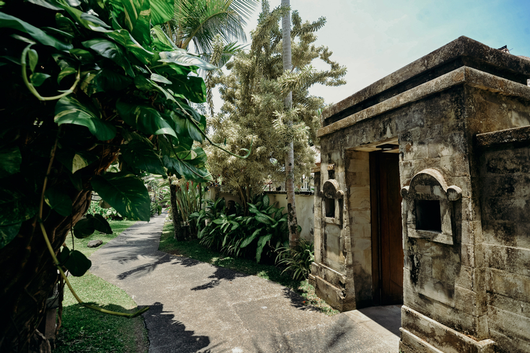 Exterior & Views 28