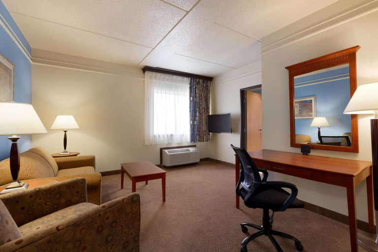 Bedroom 3, Ramada by Wyndham Fargo, Cass