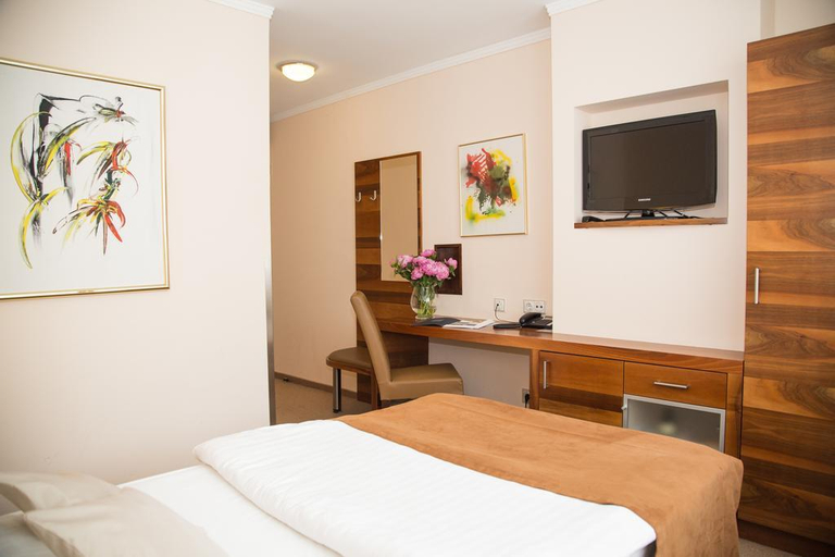 Bedroom 3, Admiral Kurpark, Baden