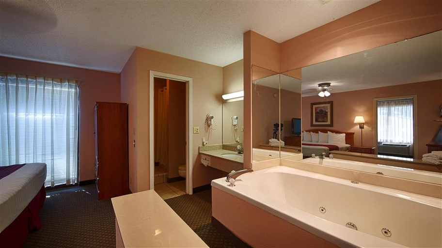 Bathroom 5, The Parkwood Inn & Suites, Stone