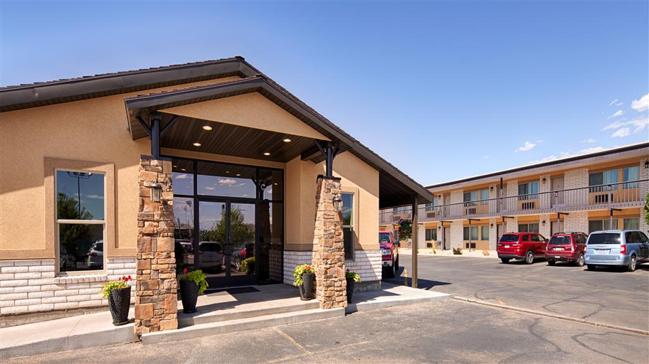 Exterior & Views 2, Dinosaur Inn & Suites, Uintah