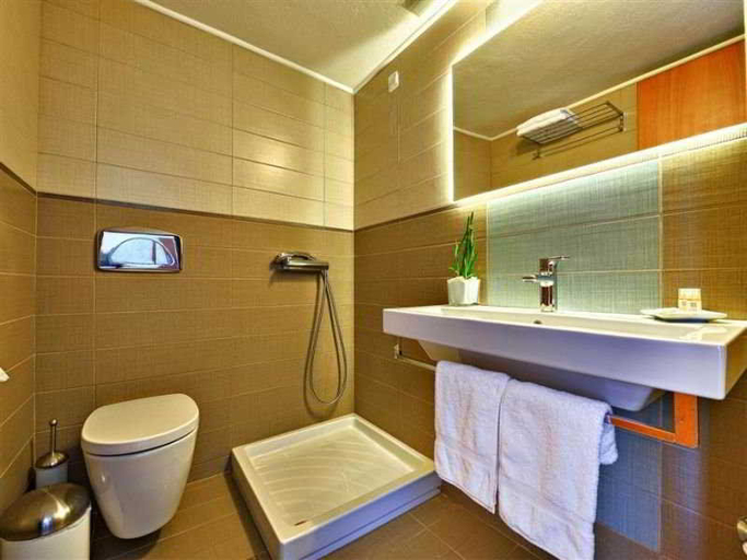 Bathroom 5, Esperia Hotel, East Macedonia and Thrace