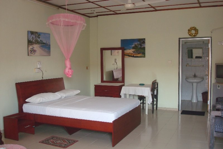 Bedroom 3, Oasis Inn, Negombo
