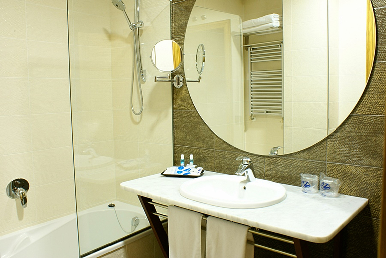 Bathroom 5, Cumbria Spa & Hotel, Ciudad Real