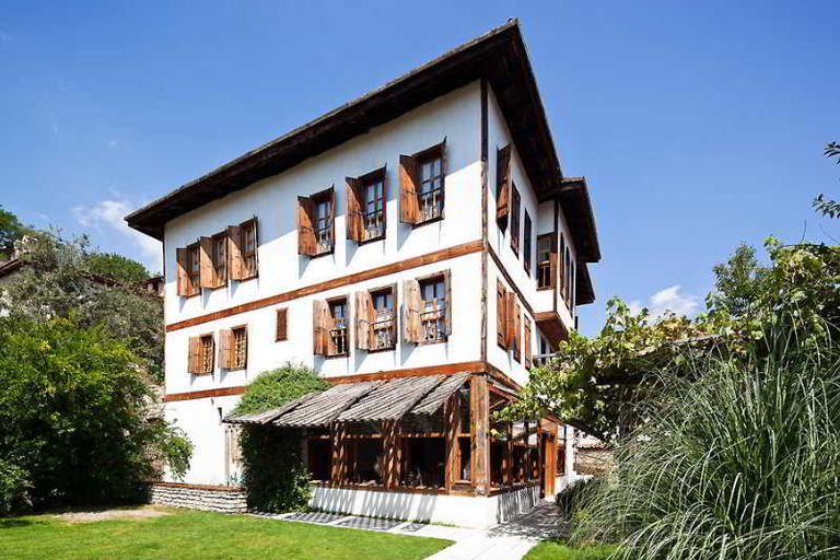 Exterior & Views