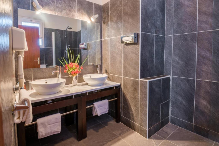 Bathroom 5, Hotel Colbert Spa & Casino, Analamanga