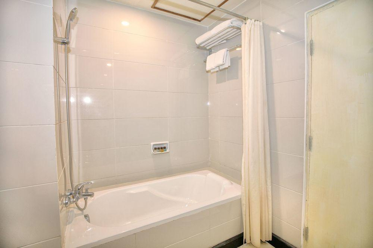 Bathroom 5, Bagan Thiripyitsaya Sanctuary Resort, Myingyan