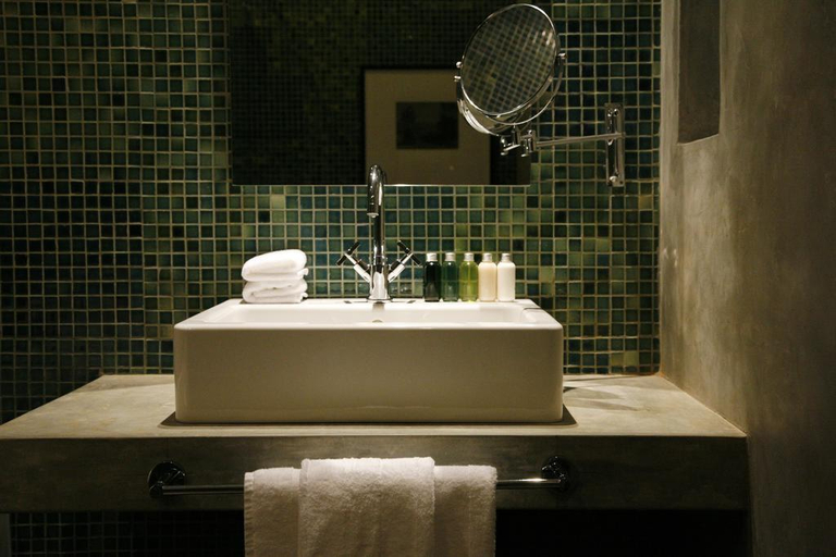 Bathroom 5, Paradise Road - Tintagel Colombo Hotel, Thimbirigasyaya