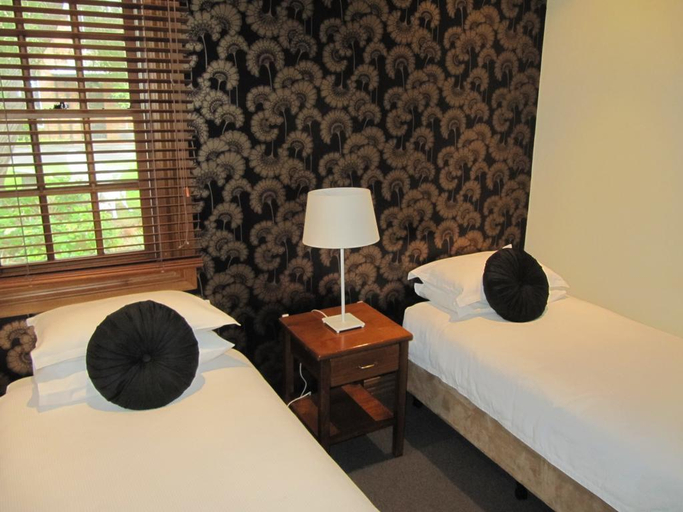 Others 4, Seacombe House Motor Inn, Moyne - South