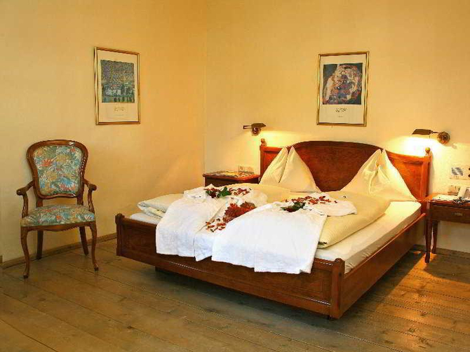 Bedroom, Hotel die Hindenburg, Zell am See