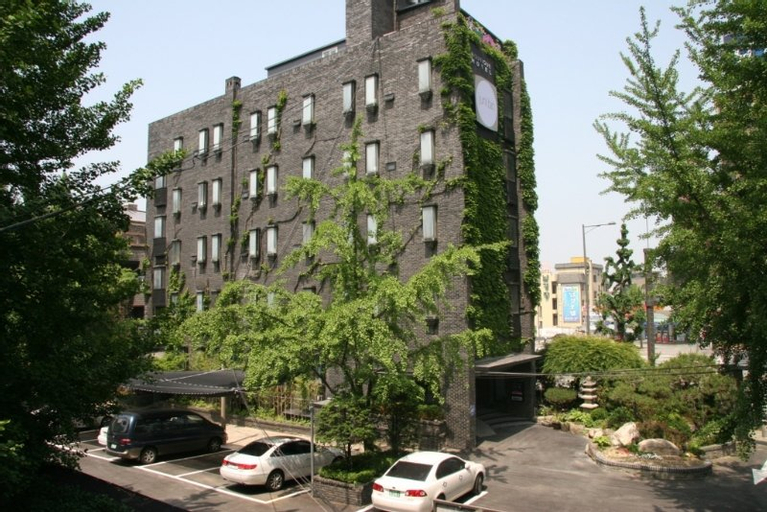Exterior & Views