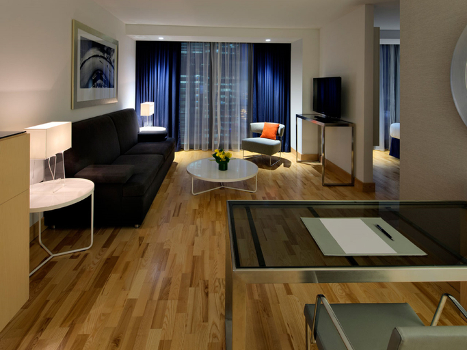 Bedroom 4, Radisson Blu Aqua Hotel, Chicago, Cook