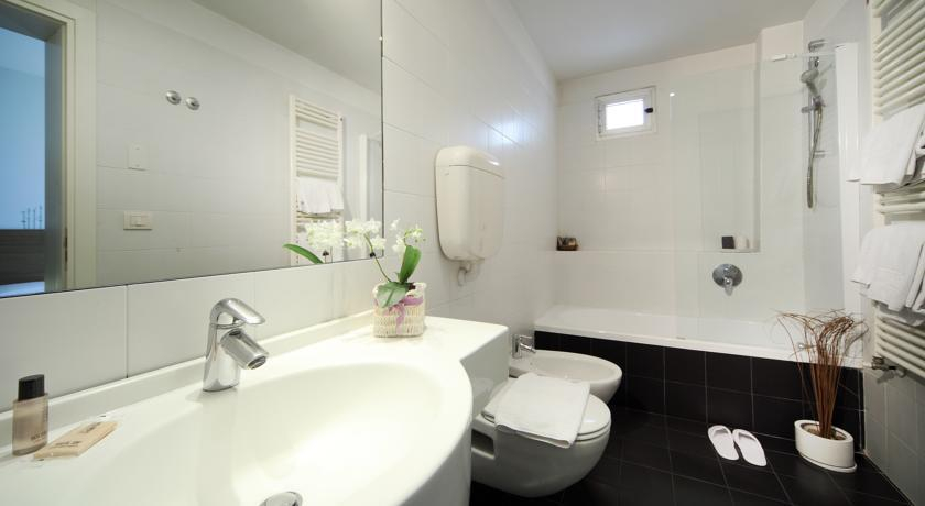 Bathroom 4, Trieste Hotel, Rimini