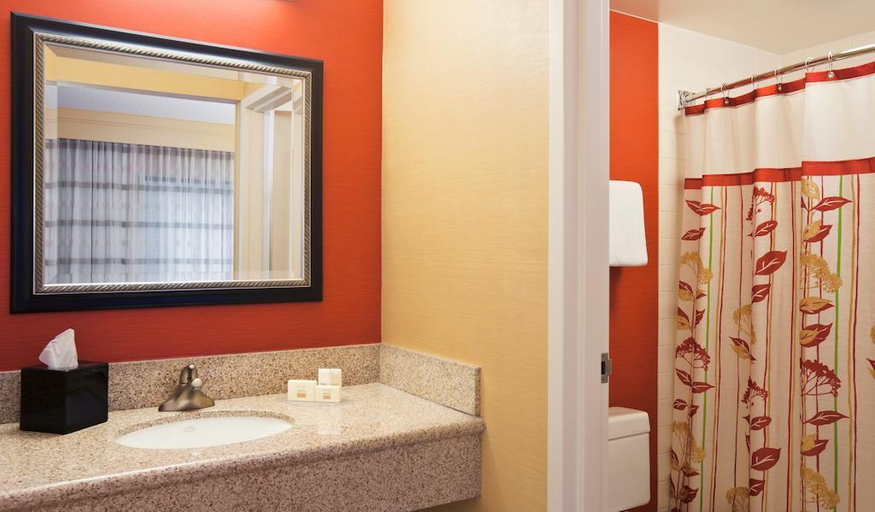 Bathroom 5, Courtyard by Marriott Indianapolis Airport, Indianapolis