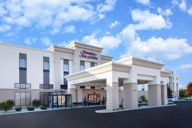 Exterior & Views 1, Hampton Inn & Suites Munster, Lake