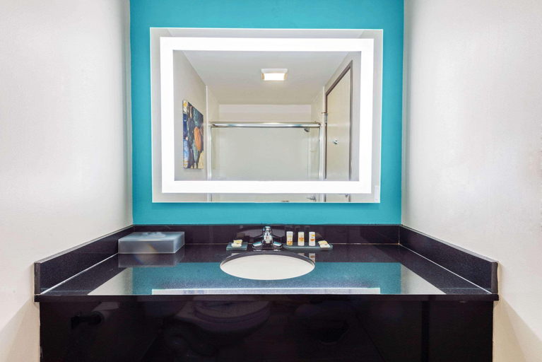 Bathroom 5, La Quinta Inn & Suites by Wyndham Jamestown, Chautauqua