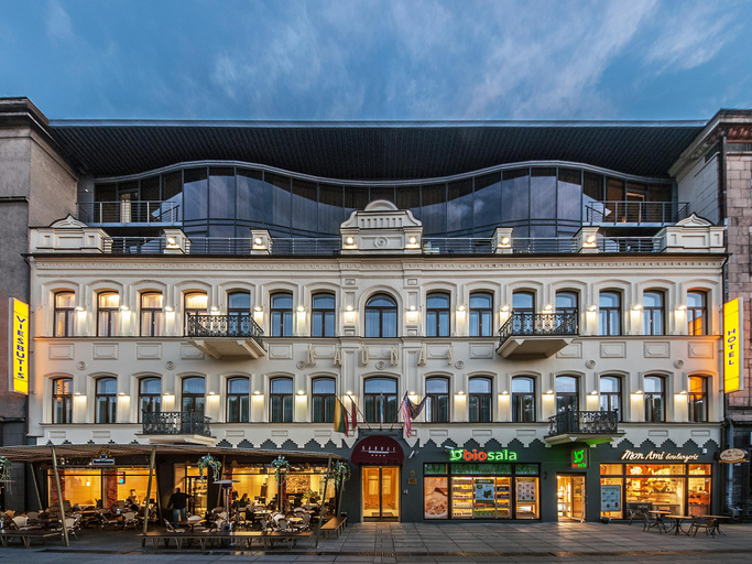 Exterior & Views