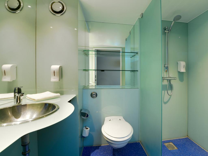 Bathroom 4, Travelodge Milton Keynes at The Hub, Milton Keynes