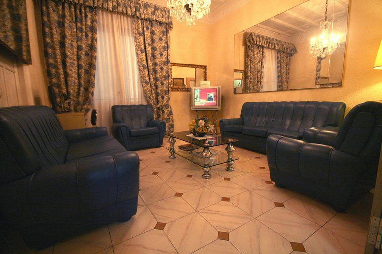 Public Area 5, Hostal Gran Via 44, Madrid
