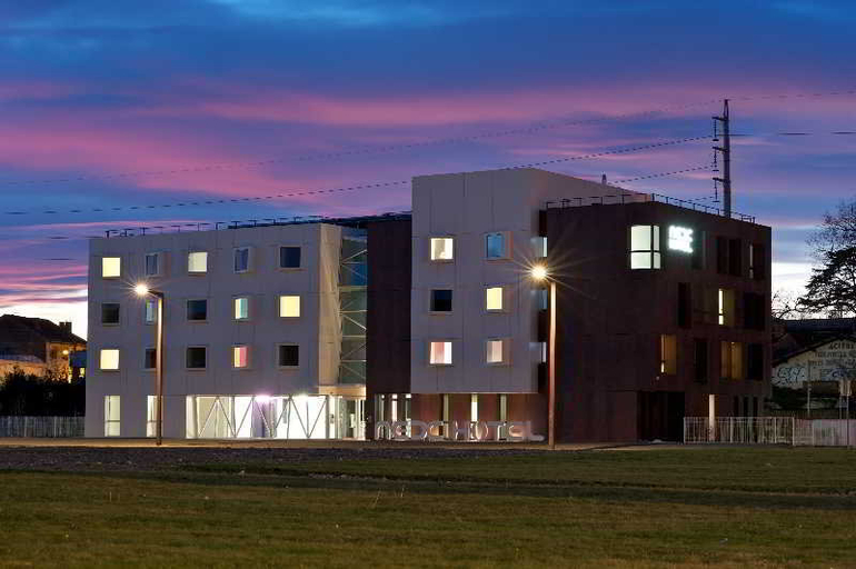 Exterior & Views