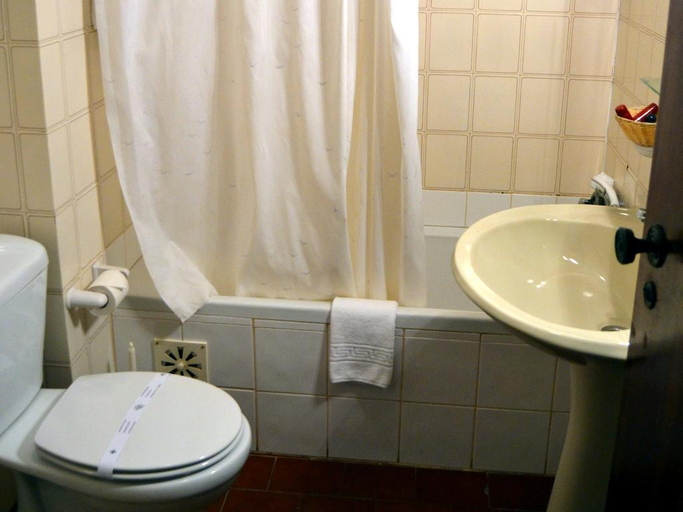 Bathroom 3, Parque das Amendoeiras, Loulé